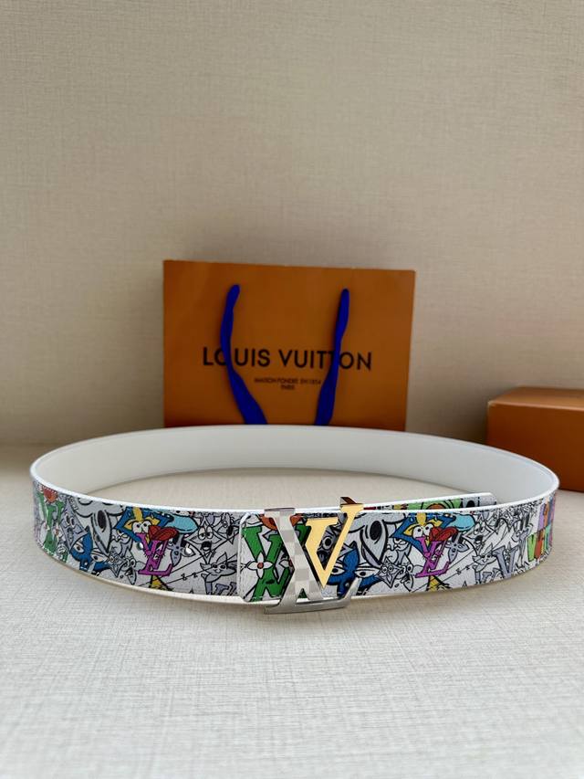 This 4.0-width Louis Vuitton Initiales reversible belt brings Louis Vuitton elem