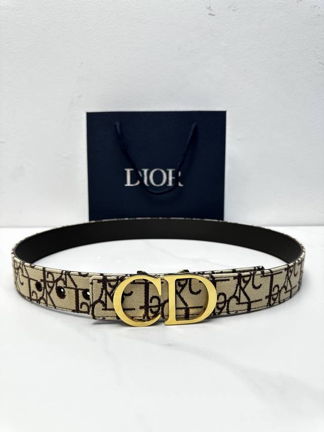 Dior 3.5cm Width. This belt buckle interprets the brand's classic pattern with a