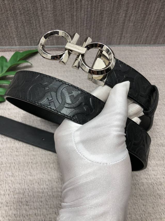 Comes with a full gift box and packaging: Ferragamo belt made of original single