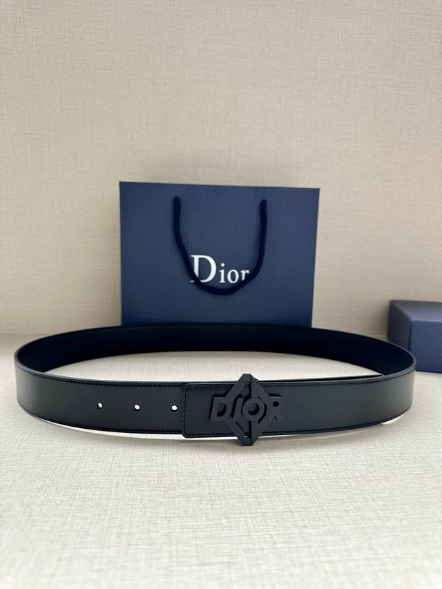 Width 3.5cm. This 35mm reversible belt combines elegant style with modern flair.