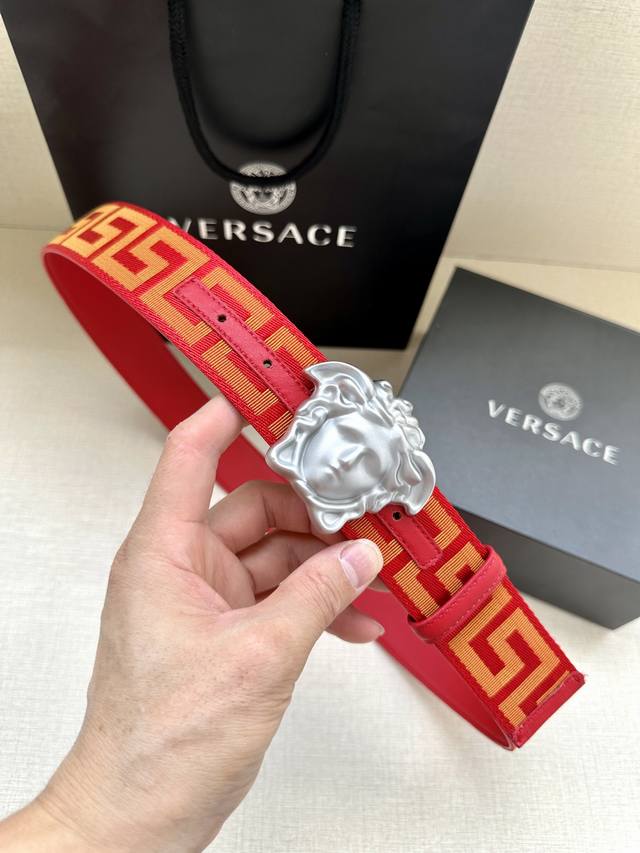 Width 3.8cm This Versace satin ribbon belt has a very casual style, decorated wi