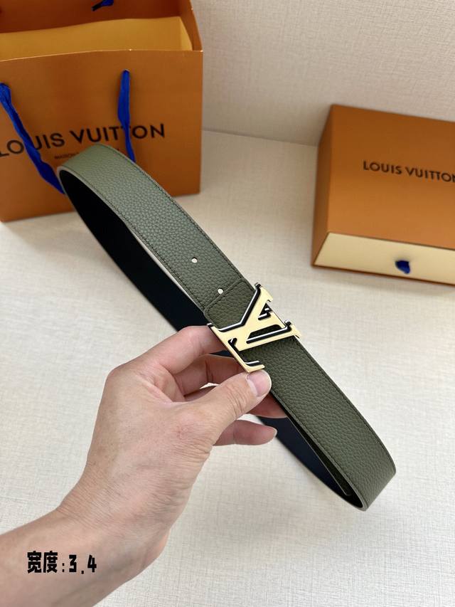 This 3.4-width LV Aerogram reversible belt features a matte LV Aerogram buckle i