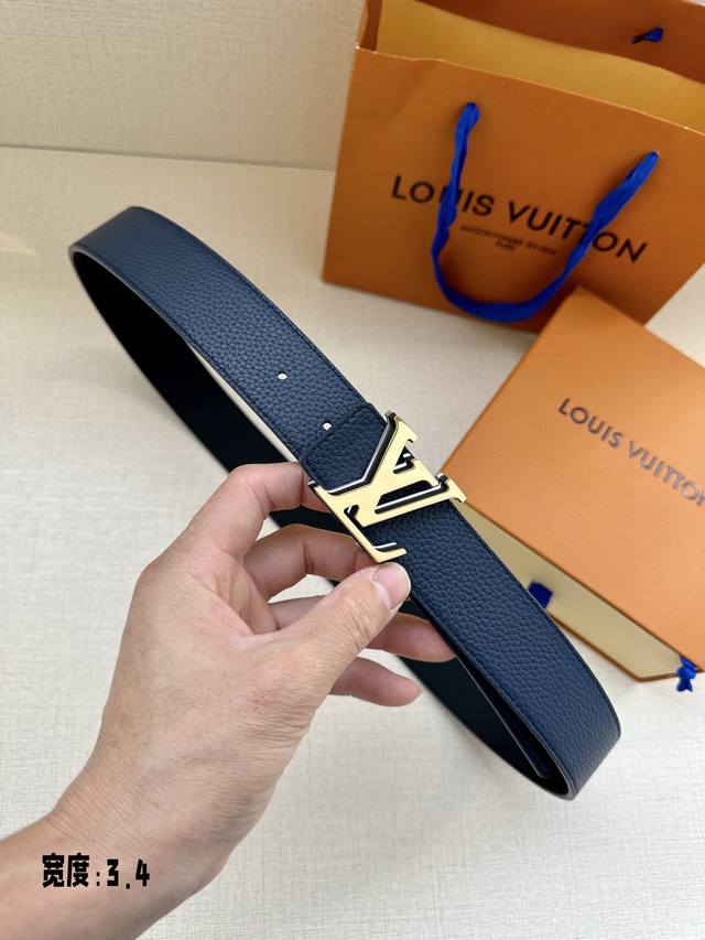 This 3.4-width LV Aerogram reversible belt features a matte LV Aerogram buckle i
