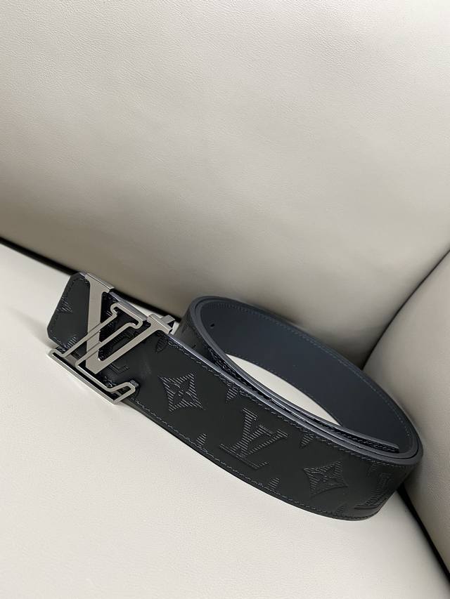 Lv Initiales 40mm Reversible Belt, made of imported calfskin, soft to the touch,