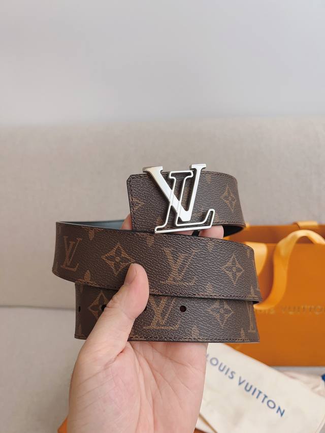 The Lv Line 40mm reversible belt features one side of Monogram Eclipse Reverse c