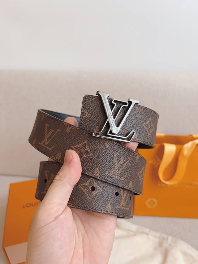 The Lv Line 40mm reversible belt features one side of Monogram Eclipse Reverse c