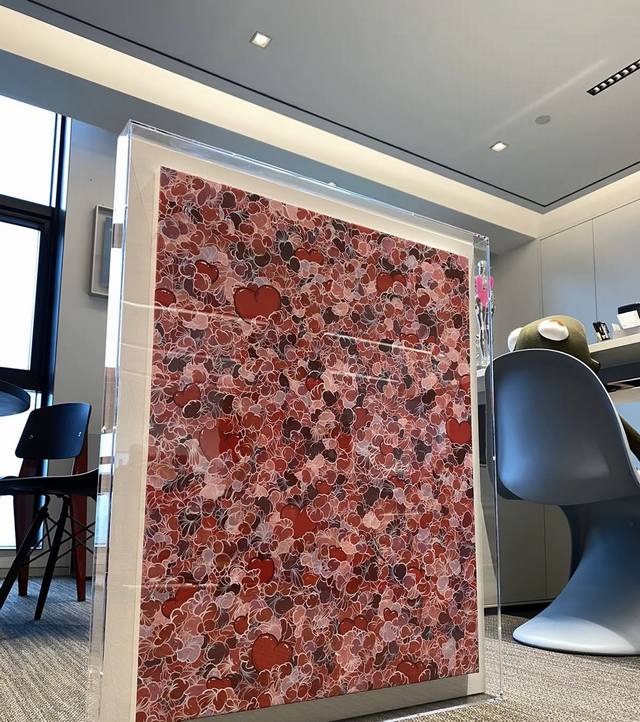 我收藏的所有的#亢世新#的版画都用了同一种裱框方式，即画布包框后再用亚克力装裱，这种装裱方式的确是更为复杂且更为昂贵的，但这样装裱能够裱出原作的感觉，从上墙后的