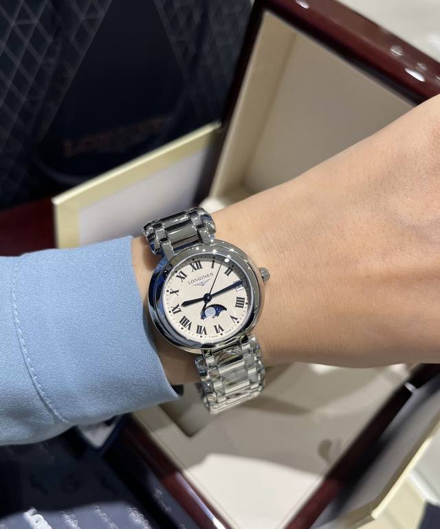 浪琴心月系列这款罗马时刻标带月相的款式真的太好看了！ [飞吻R]30.5Mm表盘直径无论手腕大小都能驾驭 柜姐手腕14Mm [派对R]表盘略微复古，搭配罗马字盘