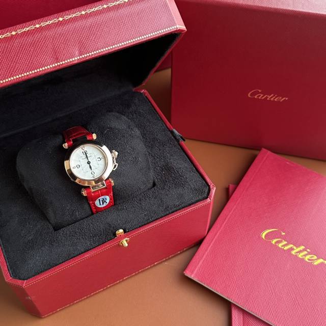 卡地亚新款 Pasha 帕莎系列全新推出，顶级原单品质！表盘直径：30Mm 厚度：8.22Mm， 生活防水深度3巴 约30米 。搭载进口瑞士朗达石英机芯，走时精