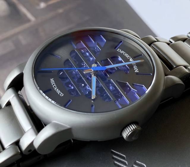 戴上瞬间被镂空老鹰齿轮迷晕！机械芯运作肉眼可见，齿轮咬合声像暗黑系Asmr，白盘透窗配西装像斯文败类，搭工装裤秒变机能风大佬。43Mm表盘存在感炸街，钢带贴合手