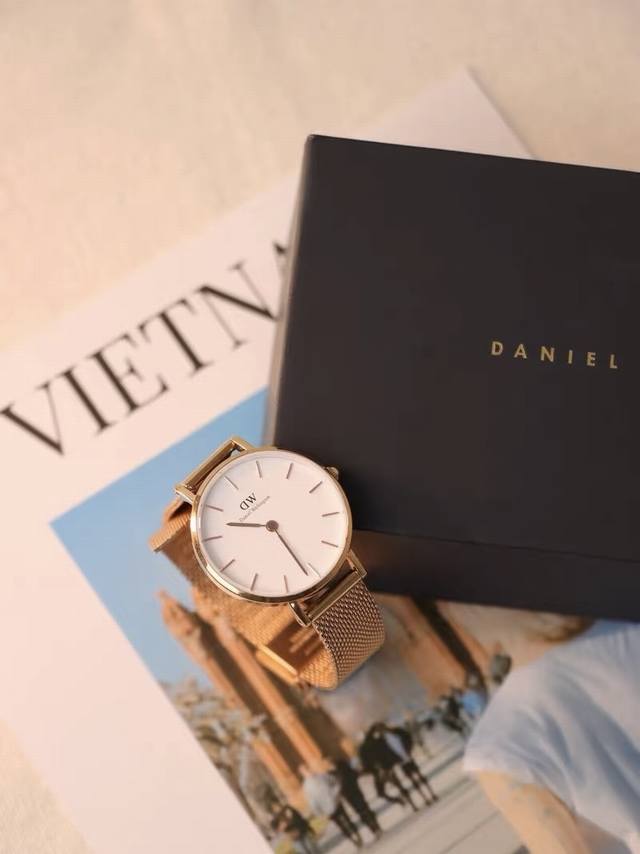 Dw的中文含义是等我，反过来的意思却是忘掉。总有一天你会放下稍许的不舍和遗憾带上爱开始新的生活 # 手表