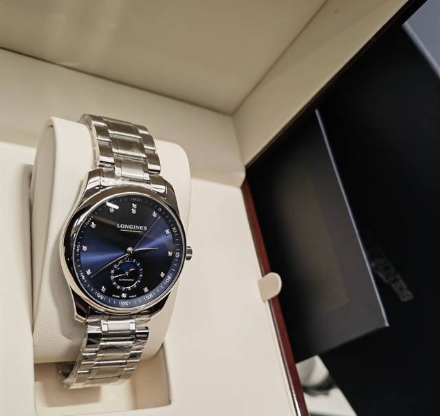 答应我！一定要拥有这款浪琴名匠四针月相 各位宝宝们给你们安利送男朋友，老公，长辈推荐来啦～强烈推荐噢 这款浪琴名匠四针月相 表径40Mm ，蓝色表盘搭配钻石刻度