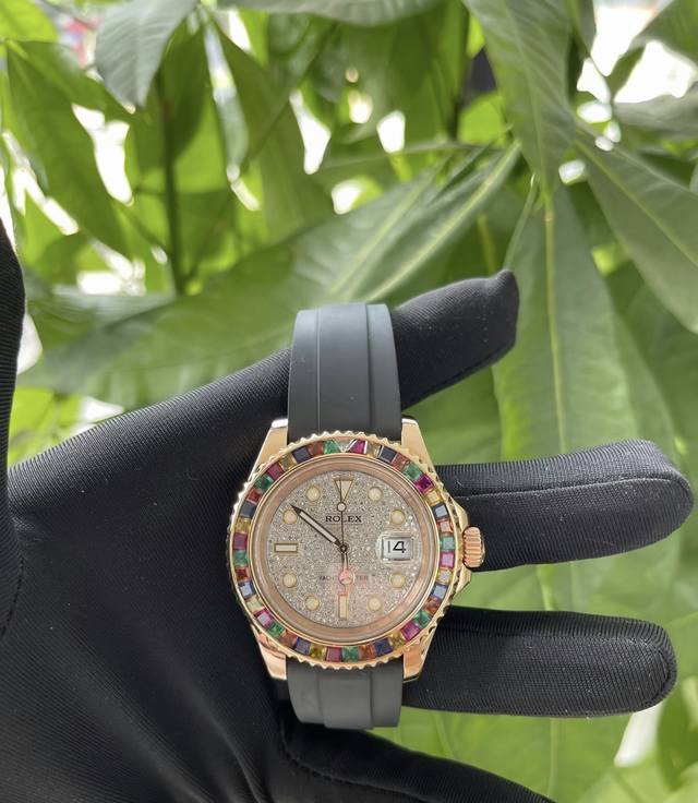 谈到劳力士游艇名仕型系列中最受欢迎应该就是 116655-Oysterflex Bracelet腕表了，也就是大家俗称的“金游艇”。该腕表的设计十分奢华表盘直径