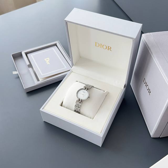 Gg出品 日本中古宝藏手表 Dior迪奥时尚魔头女表，上手巨推啊～变盘尺寸28Mm不大不小，简直是女生的最爱是～珍珠贝母面，带上特别显气质～浓浓的中古风