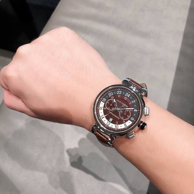 Lv 路易威登时尚首选隆重推出，本人最喜欢的绅士风男款日本跑秒计时石英机芯，尺寸：42Mm 厚度：13Mm功能：夜光，跑秒计时时尚配戴，316精钢金属外壳，超爆