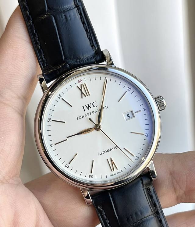 万国 Portofino 柏涛菲诺系列 Iw356517，表径40Mm，动储42小时，防水30米。经典红60大三针，金针金刻简约大气万国性价比较高的入门正装表.