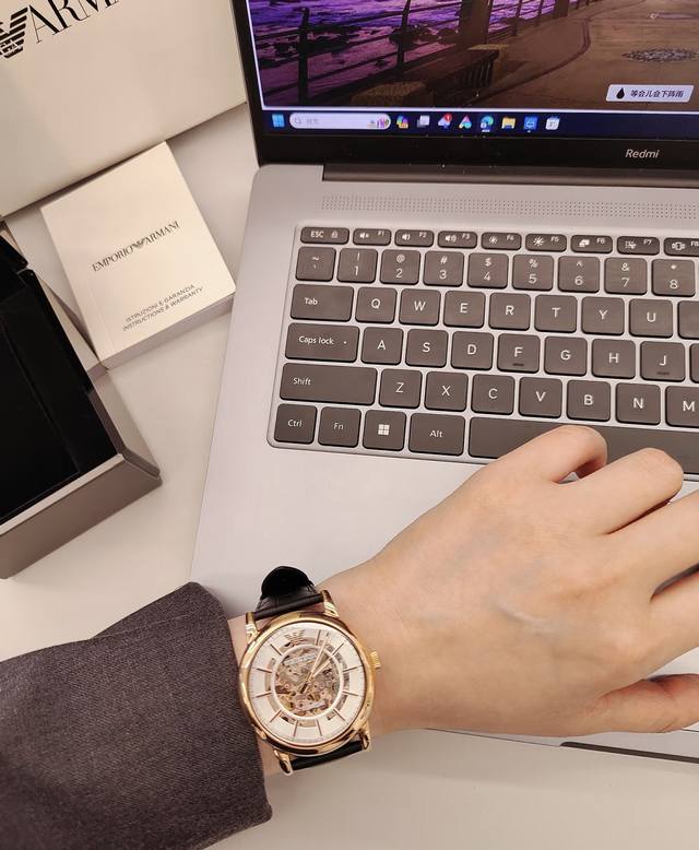 阿玛尼Armani酷炫镂空机械表 大气镂空表盘展示机芯细节[哇R] 视觉震撼感受机械魅力[哇R] 佩戴轻便潮流时尚高级感[自拍R] 日常百搭正装休闲轻松驾驭[O