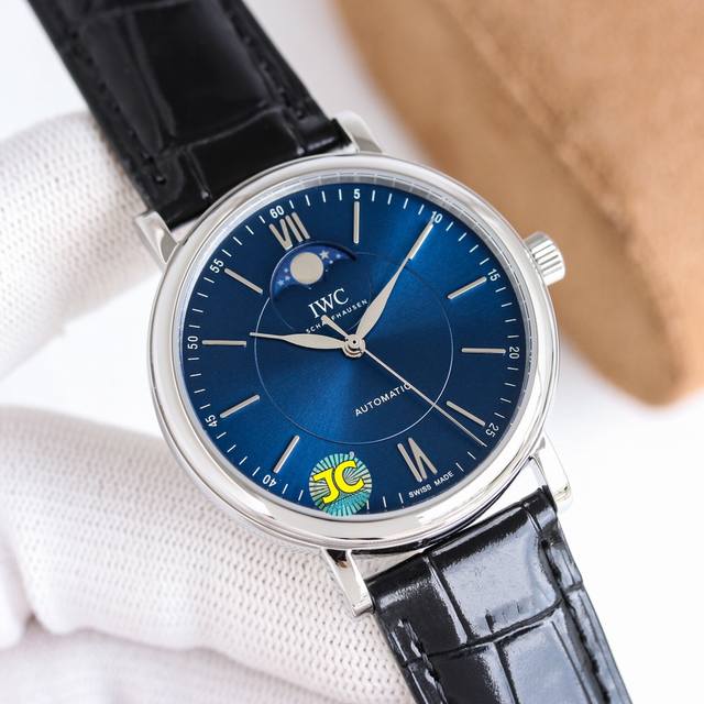 万国新款，底盖有图案，正是我想对你说的 Iu 波涛菲诺系列月相自动腕表！三大“独”道精彩细节：1：独家巨资订制万国Cal.35800真月相功能机芯，市面其他版本