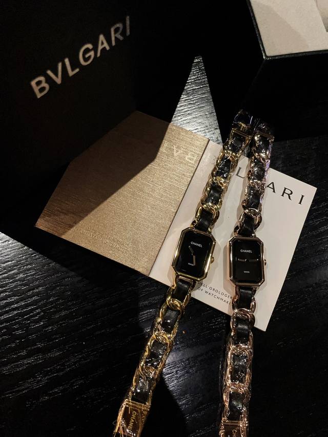 全新香奈儿Premiere 腕表，尺寸28.1X20毫米，表厚7.65毫米，精钢表壳镀黄K金，黑色漆面表盘，表冠镶嵌凸圆形缟玛瑙，石英机芯，时、分显示，精钢链带