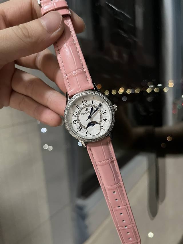 老夫的少女心呀 金+30积家约会女表，女人的三大梦想之一 积家约会系列高品质女表，日月星辰显示，进口石英机芯，原装折叠扣 精钢表带，尺寸宽33Mm，厚10Mm。