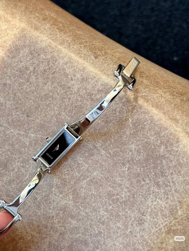 黑面到货 金360 Gucci 古驰女士手镯表1500L系列，多色可选，原单瑞士石英机芯 G家的1500L手镯方表是中古系列，表盘装饰双G图案，表径12*30M