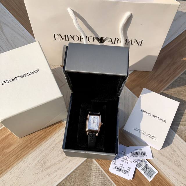支持香港、美国直邮 正品正品！配联保卡全国联保！ 阿玛尼石英女表，Ar11408，满天星小方表系列，时尚外形，简约双针，搭配表盘内圈满天星设计，质感出众，融合优