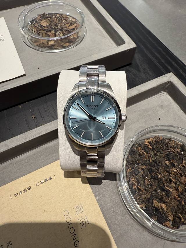 天梭Pr00系列经典款首发石英女表，该系列腕表绚丽夺目，以小巧华丽的女性化圆形表壳彰显华贵。表带可作为首饰宽松的进行佩戴，令您闪耀迷人光芒，该表诠释了“可爱”一