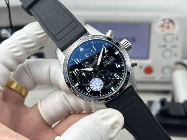 万国 Iwc 飞行员系列 市场最新版本原版开模，精益求精。 1腕表采用316精钢全新开模,尺寸为41Mm表带宽度为20Mm 2 除了拥有极为醒目的测速陶瓷圈口，