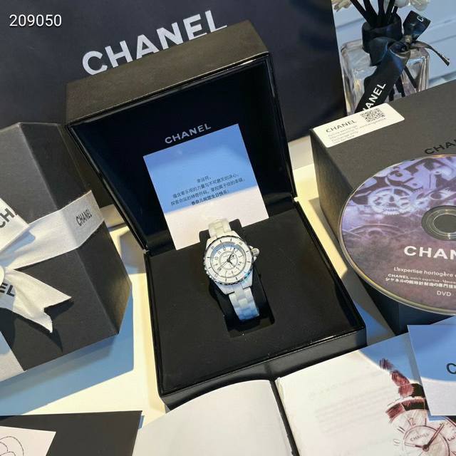 香奈儿经典之作 J12陶瓷系列 长久风靡手表行业的时尚之作 具备温雅气质的女性神韵的经典之作J12 尺寸：33 38 有钻 数字