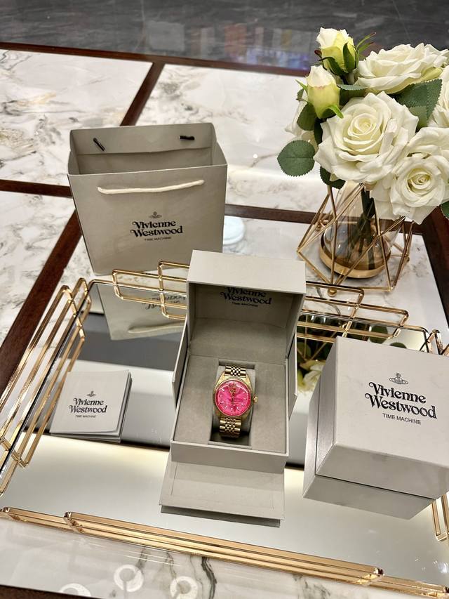 原单，普通也有 Viviennewestwood西太后手表，被两万人围观的西太后玫红手表又来了！ 这个配色有点复古的感觉，超级亮眼[脸红] 40Mm的大表盘会显