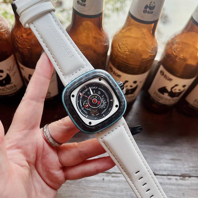 七个星期五-Sevenfriday空气动力学得Y翼标志高端矿物质防刮镜面玻璃，配置真空炉内电镀Ipj表壳，三层耐磨进口胶带+牛皮表带 ，新机全自动进口机械机芯