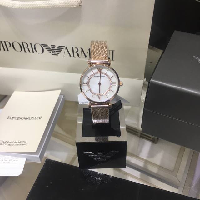 天猫旗舰店正品阿玛尼Ar11320摩天轮满天星系列腕表，表盘32Mm，繁星般碎钻细密点缀珍珠母表盘流落腕间魅力优雅又现代