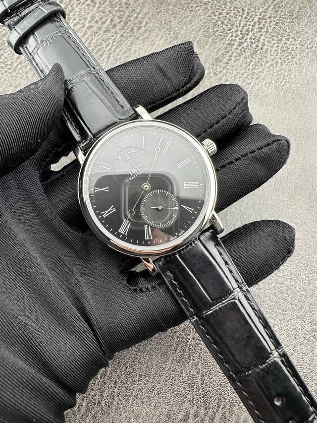 Hk颜值巅峰 Iwc旗下最耀眼的明星，万国长动能月相专家。 全新的复刻版系列Iw544805透底腕表。 表壳 316L精钢表壳，打磨抛光非常圆润。小秒针盘位于6