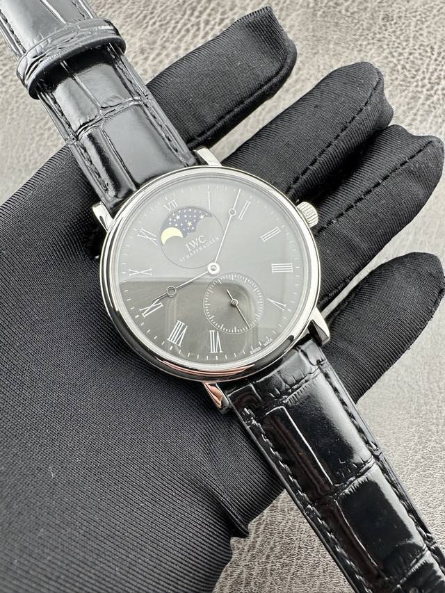 Hk颜值巅峰 Iwc旗下最耀眼的明星，万国长动能月相专家。 全新的复刻版系列Iw544805透底腕表。 表壳 316L精钢表壳，打磨抛光非常圆润。小秒针盘位于6