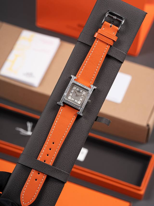 当几何棱角邂逅璀璨钻石 时间，便成了最优雅的艺术品 爱马仕方钻手表 以建筑般的利落线条，重塑腕间美学 方形表壳勾勒现代风范 满镶钻石演绎光影魔法 每一颗精心甄选