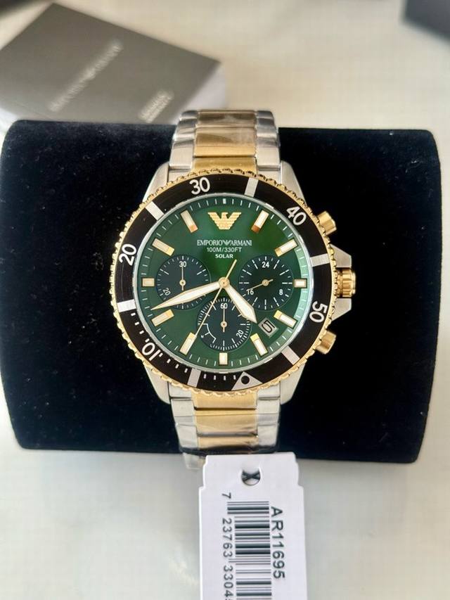 阿玛尼2025太阳能腕表｜以光为能，驭时而行 Ar11695 43.5Mm大气表盘｜22Mm宽三链式不锈钢表带 电镀间黄金色双色设计，搭配珠宝表扣，质感非凡。银