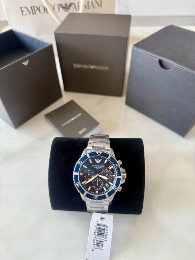 阿玛尼2025太阳能腕表 革新上市 Ar11681 全新43.5Mm大表盘设计，搭配22Mm宽三链式不锈钢表带，质感沉稳，佩戴舒适。蓝色放射纹表盘融合多功能三盘