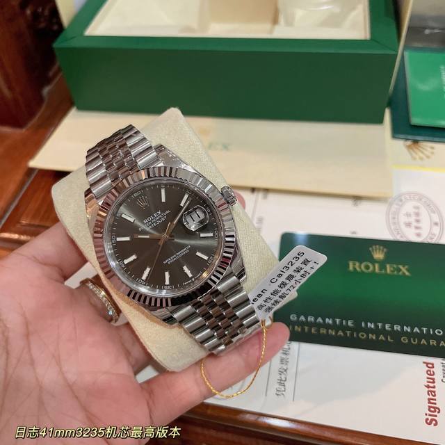 劳力士日志41Mm 搭载Cal.3235正一体机可逆调日历，高性能缓震装置，动能储备72小时+ 整表采用904L钢材打造，刻度填满进口夜光粉 冰宝蓝持久夜光 特