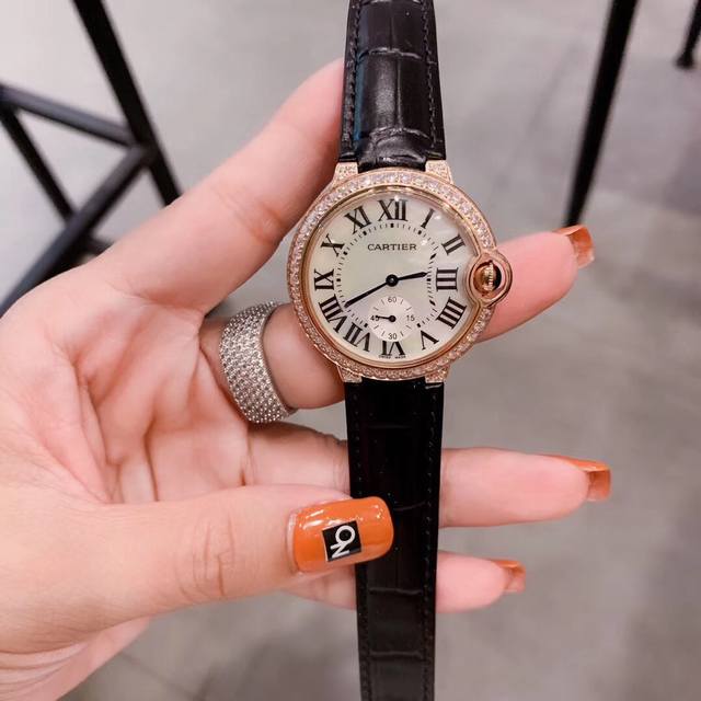 实拍爆款销量超火爆！卡地亚单排钻石四角钻蓝气球二针半 罗马珍珠贝母面 超美百搭尺寸36Mm 认准独家高品质！