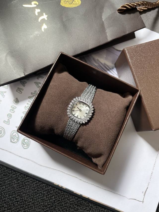 Agete阿卡朵太阳花方盘小麦穗 银色 被几万人围观的小麦穗中古表来啦 经典中的必备品 Agete了解这个品牌的 都知道 首饰手表真的是精致到每个细节 非常受欢