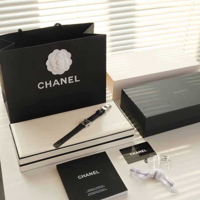 黑色款 现货 316L精钢表壳，23X23Mm大小，厚6.0Mm 搭载正品一致的瑞士原装机芯，电量超3年以上 方形蓝宝石玻璃，硬度仅次于钻石，始终让你的表盘清晰