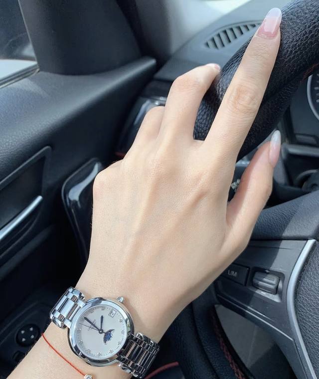 Longines浪琴 心月系列 石英机芯 月相镶钻 女表 瑞表 30.5Mm 贝母色表盘 精钢表壳 精钢表带