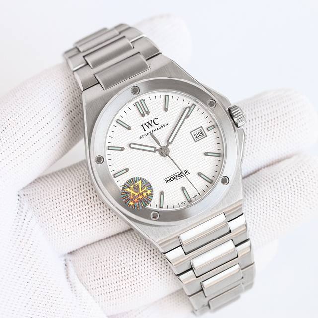 台湾厂耗时半年2025压轴巨作，Iwc万国全新工程师系列全自动腕表40重塑了上世纪70年代杰罗.尊达风格！表盘经典网格设计和多边形螺丝表壳巨显独特，表带中间链节