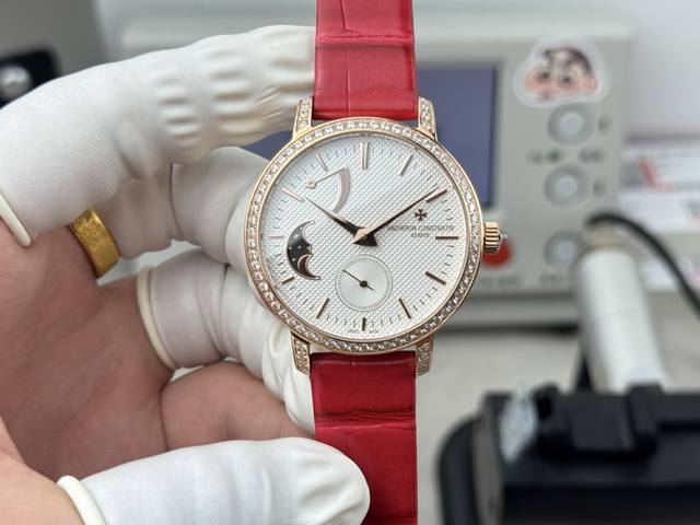 江诗丹顿传袭系列月相腕表搭配直径36毫米 圆形白金表壳，表圈、表耳和表冠镶嵌了总重约1.2克拉的81颗美钻 白色珍珠贝母表盘之上配备了高级腕表所有复杂功能当中最