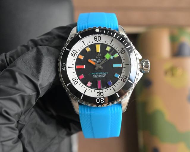 Bls百年灵超级海洋系列42Mm腕表。 1：潜水表既要满足清读时，更要操作便捷。此款时标和指针大限度的夜光涂层，保证在昏暗的深海能清晰读时，如在黑暗中的小灯泡一