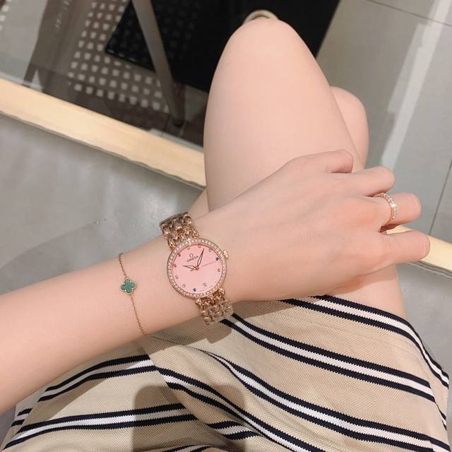 Omega Omega 欧米茄蓝宝石玻璃，美美镶钻，尺寸：33Mm ，厚度：10Mm，质量非常好大写的漂亮独家爆卖首发，超级百搭无敌好看，316实心精钢，原装扣