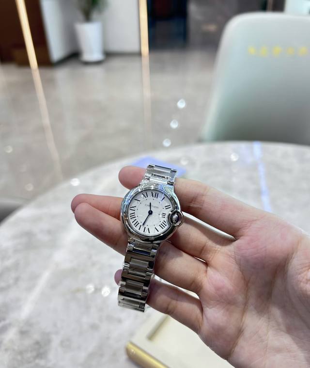 每日推荐一款腕表卡地亚蓝气球 卡地亚蓝气球Wsbb0067 宝子们，看过来！卡地亚蓝气球石英款来啦！28毫米精钢表身，超适合女生。镀银表盘配罗马时标与蓝钢指针，