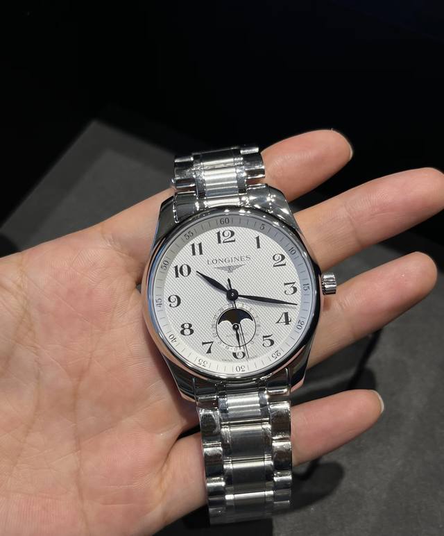 浪琴名匠爆款 四针月相 浪琴名匠四针月相是浪琴目前最畅销的表款之一，休闲商务都可以搭配，简约但不简单，表盘有41 43Mm两个尺寸可以选择，后期钢带和皮表带也可