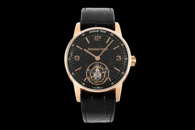 App新款 爱彼 Code 11.59 飞行陀飞轮腕表推出两款全新款式，配备精致闪亮的表盘 砂金石珐琅表盘 制作师在表盘上覆盖了一层混合了碎砂金石玻璃和大明火珐