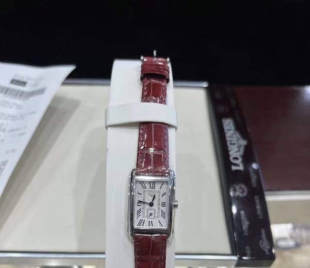 皮 钢 浪琴黛卓维纳皮带和钢带到底选哪个呀 各有各的优点，皮带比较轻，办公室女生也不影响。而且还有一些温柔优雅的感觉在。钢带就比较有质感了，卡地亚小坦克即视感。